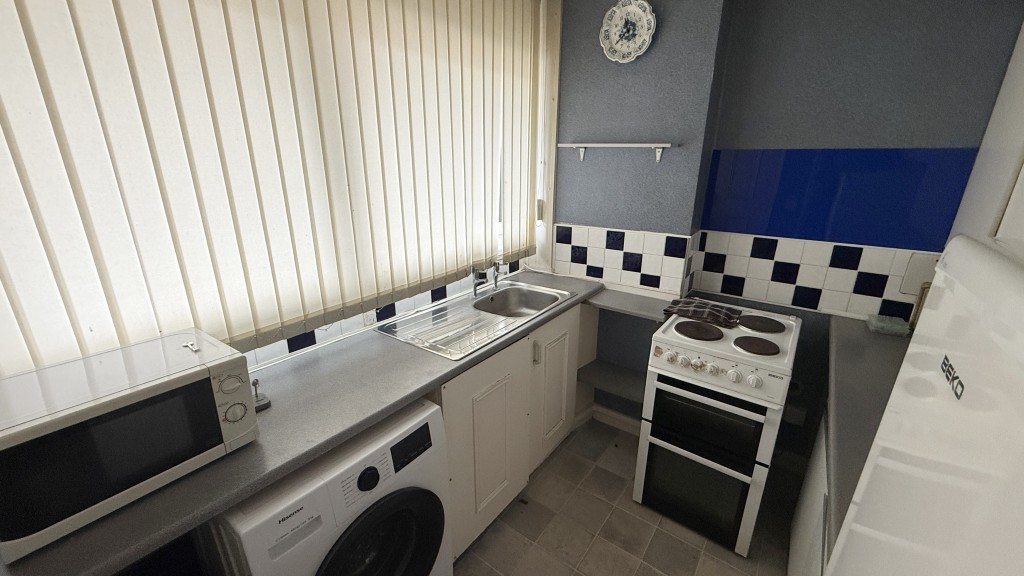 Lot: 78 - VACANT ONE-BEDROOM TOP FLOOR FLAT REQUIRING IMPROVEMENT - Internal view of kitchen